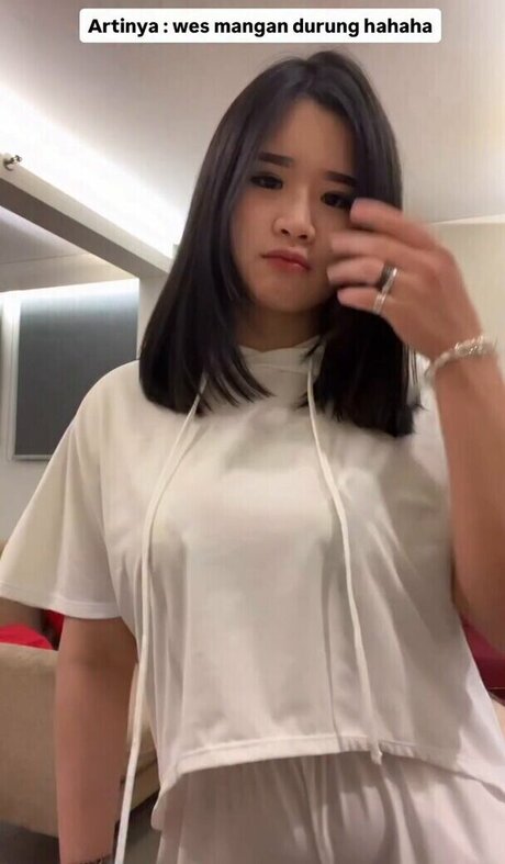 Vania Veronica onlyfans striptease