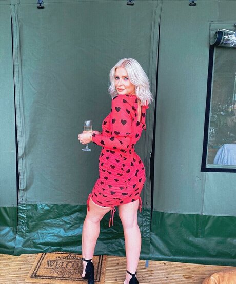 Jess Davies onlyfans striptease