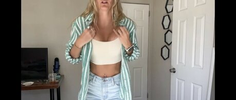 Beez ASMR onlyfans creator