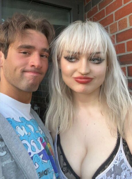 TalkFastEllie onlyfans leaked tits