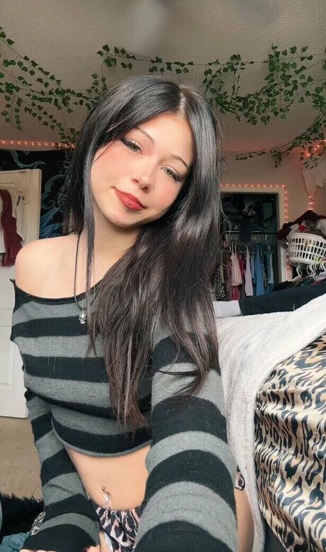 xoscarlettx nude onlyfans leaks