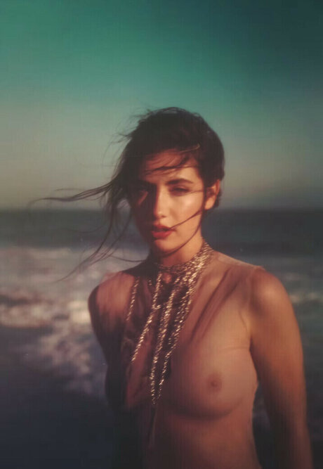 Maud Elena onlyfans strip tease