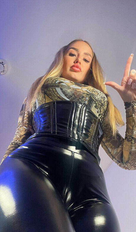 GoddessKiraGold en onlyfans