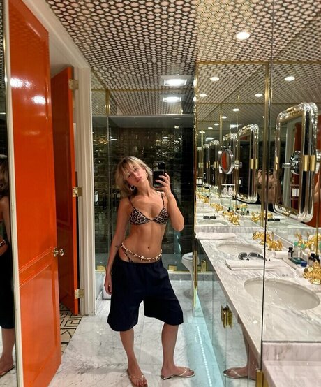 izzipoopi onlyfans model photos