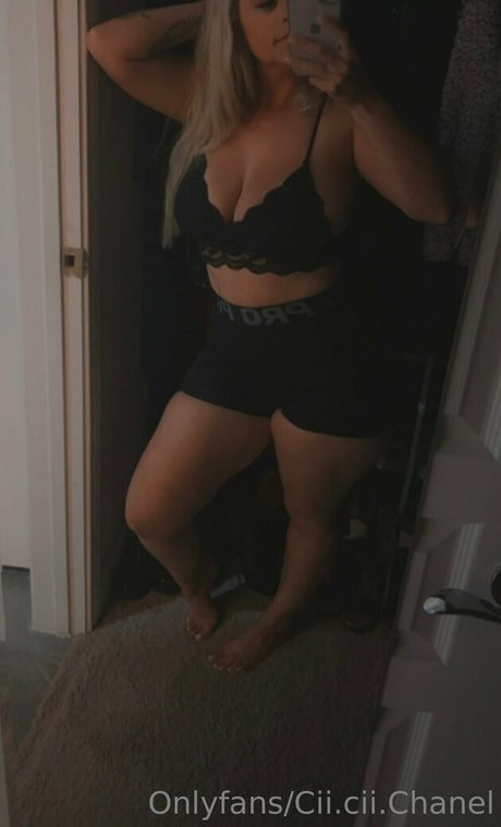 blonde pawg onlyfans nudes selfie