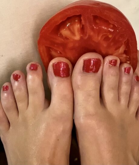 Stinky Feet 24 7 onlyfans creator