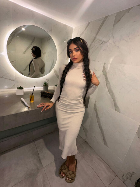 Yara BUENO strip onlyfans