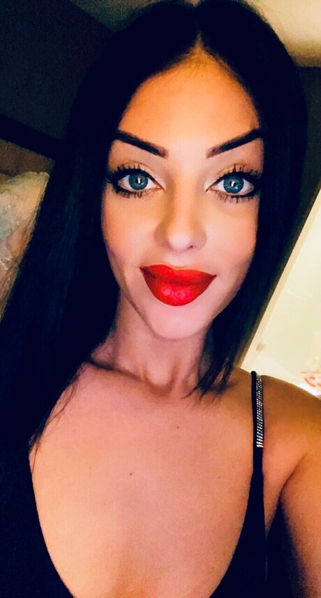 Roxana XXX onlyfans striptease