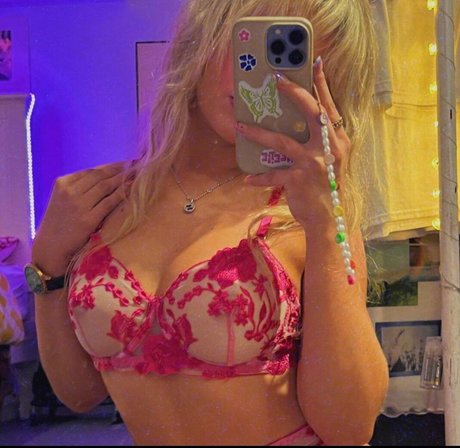 Astrid Daniel onlyfans striptease