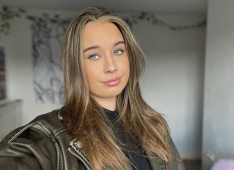 Anna Langley onlyfans model