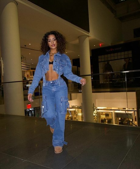 Flor De La Rosa strip onlyfans