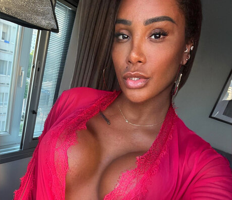 TS Vivi Carvalho_ onlyfans model images