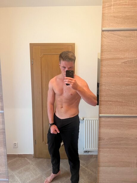 TuckerEll onlyfans model images