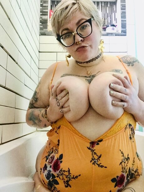 Morticia Fattums onlyfans model photos