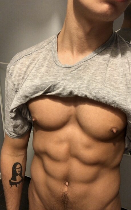 Arni Lovato onlyfans content