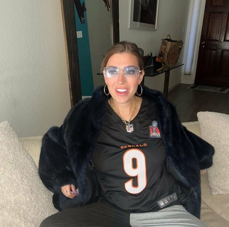 Taylor Mathis onlyfans topless