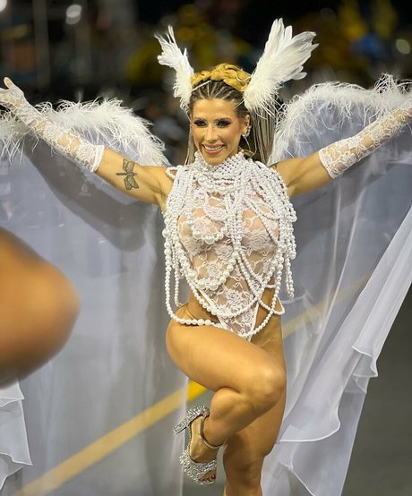 Ana Paula Minerato onlyfans strip tease