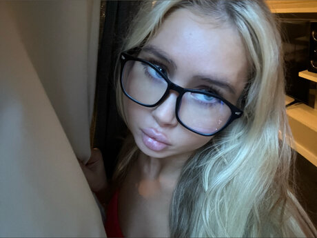 SIA_ onlyfans striptease