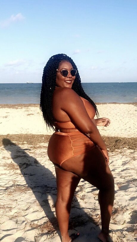 CocoaDesire strip onlyfans