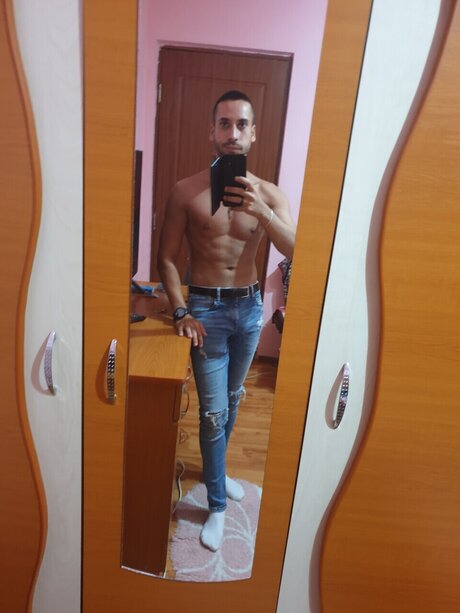 James Robert nudes onlyfans leaks