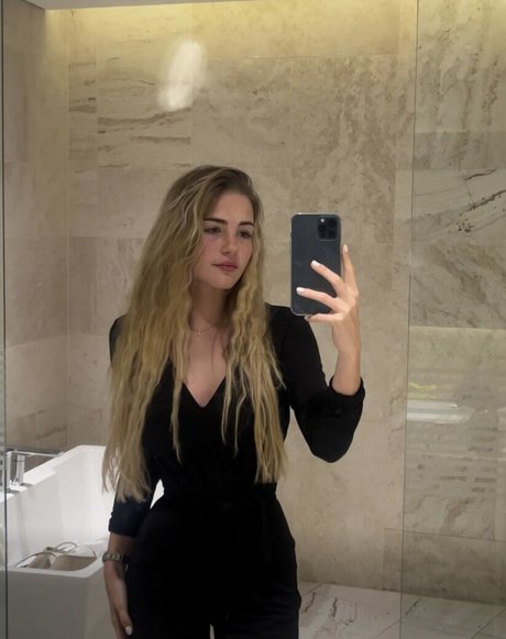 fab ienne0805 nude onlyfans pics