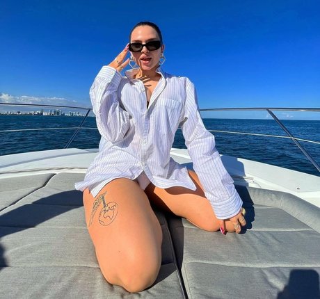 Mae Muller onlyfans ass