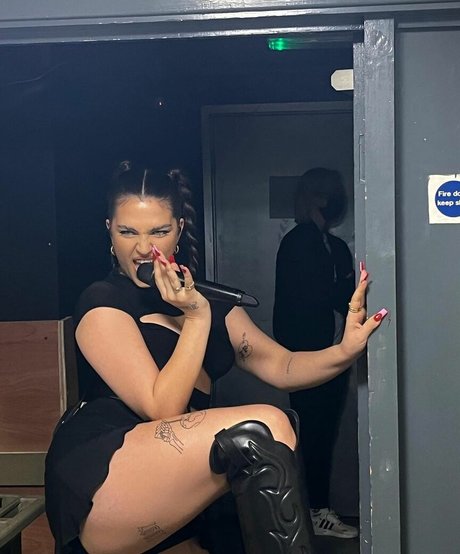 Mae Muller onlyfans nude