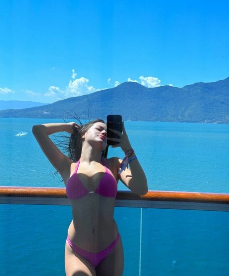 Bela Fernandes onlyfans striptease