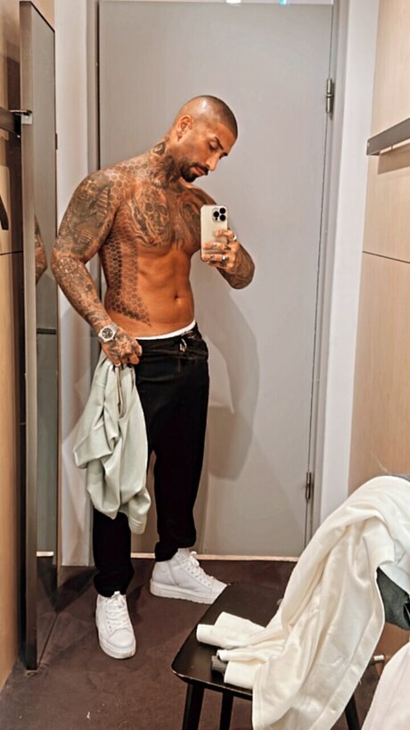 Bobby Chambers onlyfans leaks.