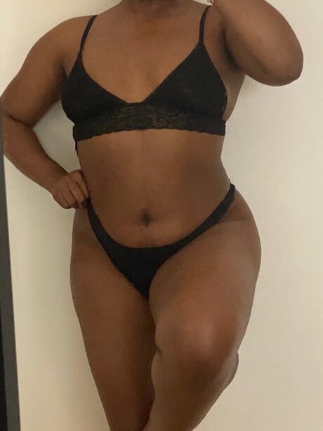 BLACK HOTTIE DESIRES_ onlyfans leaj
