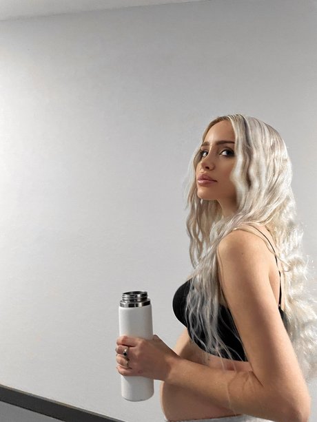 Naomi Woods onlyfans sextape leak