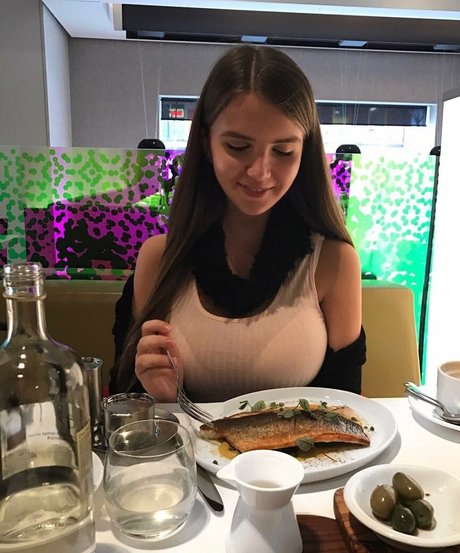 Elizabeth M nude porn onlyfans