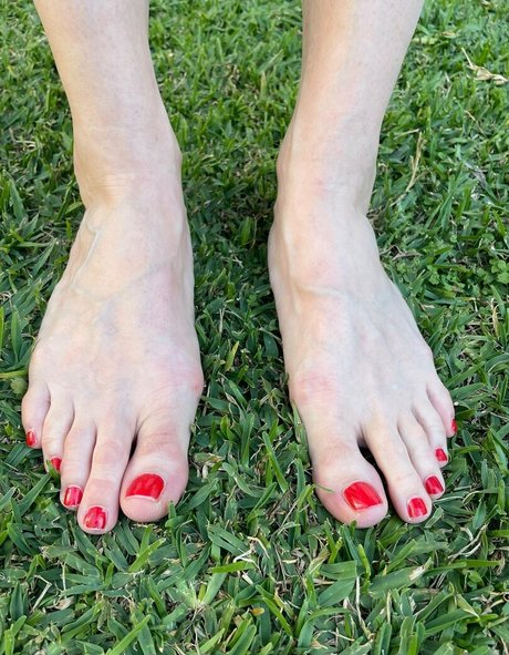 fridayfancyfeet nude onlyfans leaks