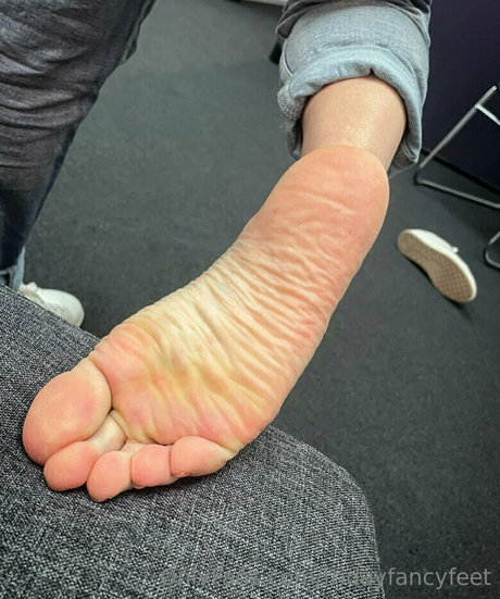fridayfancyfeet onlyfans nude pics