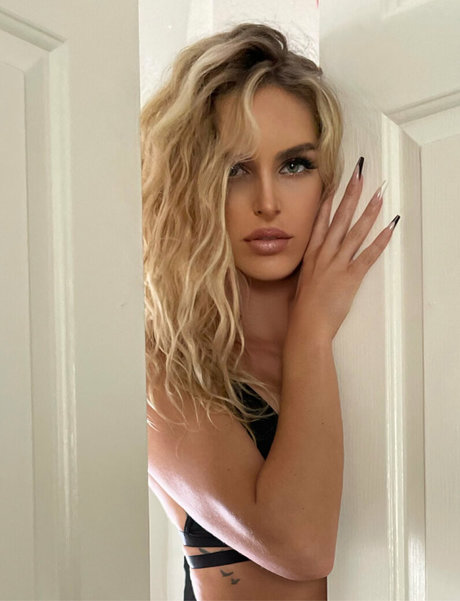 ainsleysdonutshop naked on onlyfans