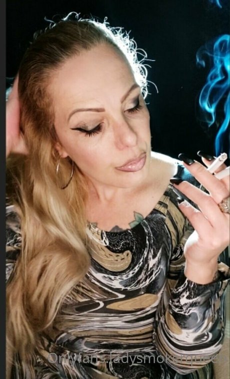 lady smoker queen onlyfans leake