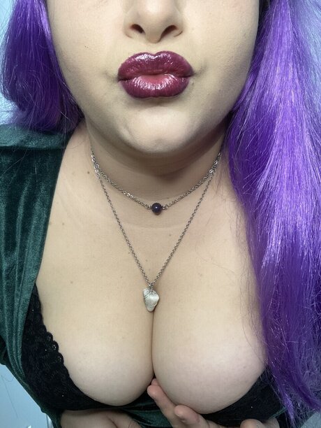 Naomi Lavender topless onlyfans