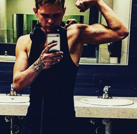 Shawden Allen topless onlyfans