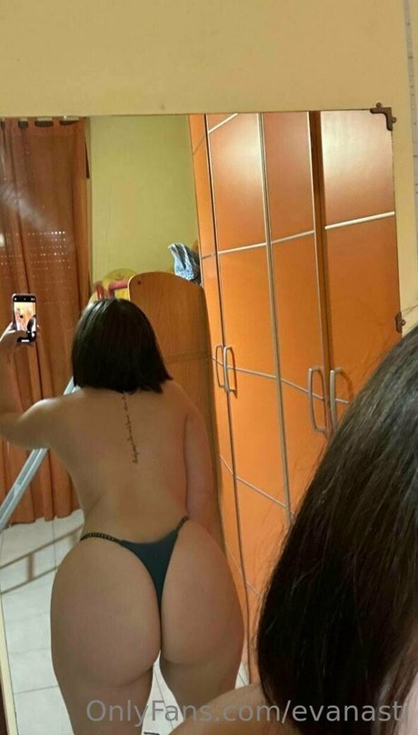 evanasti onlyfans model images