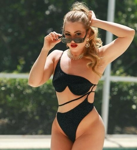 Rebecca Lawrence sexy onlyfans