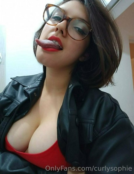 curlysophie onlyfans fotos