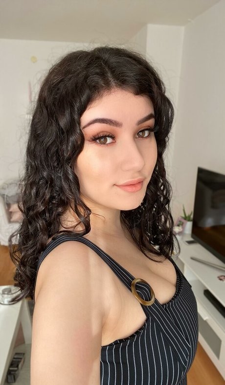 Yazzi onlyfans model photo