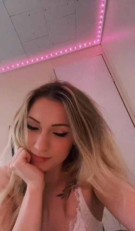 Little Momma onlyfans striptease