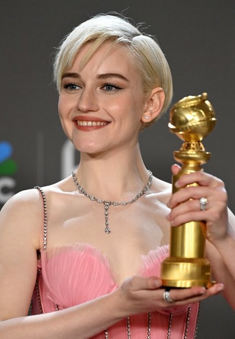 Julia Garner onlyfans exposed