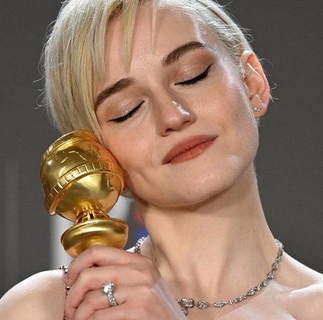 Julia Garner leaked onlyfans sextape