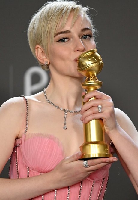 Julia Garner ass onlyfans