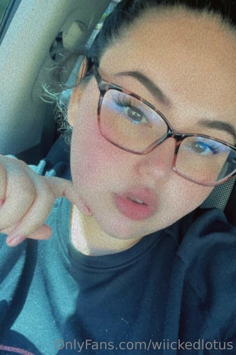 wiickedlotus only fans nude