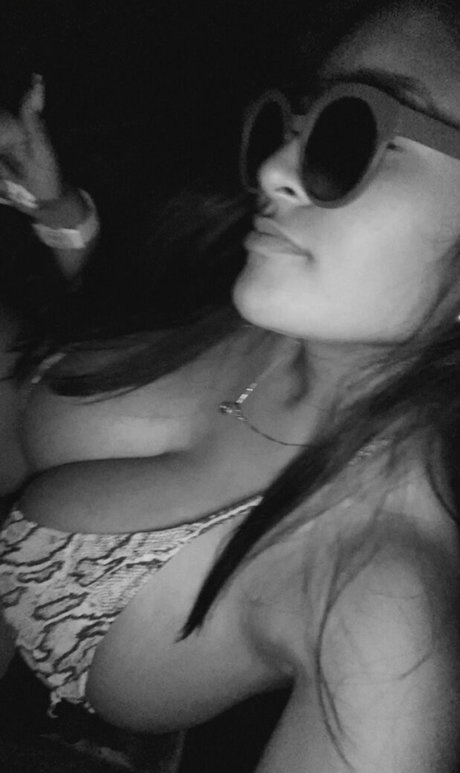 Itzel Lozano onlyfans leaked tits