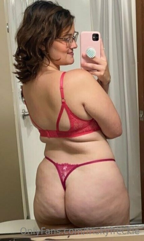 friskyfreckle onlyfans striptease