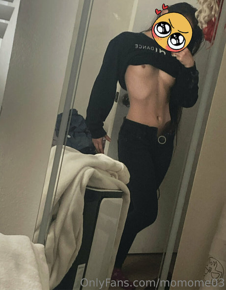 momome03 onlyfans leaks.